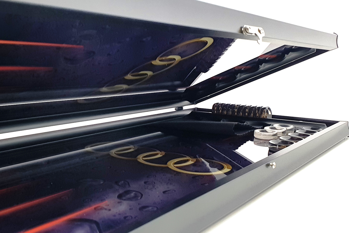 Exklusiv: „Audi Power“ – Backgammon aus gehärtetem Glas