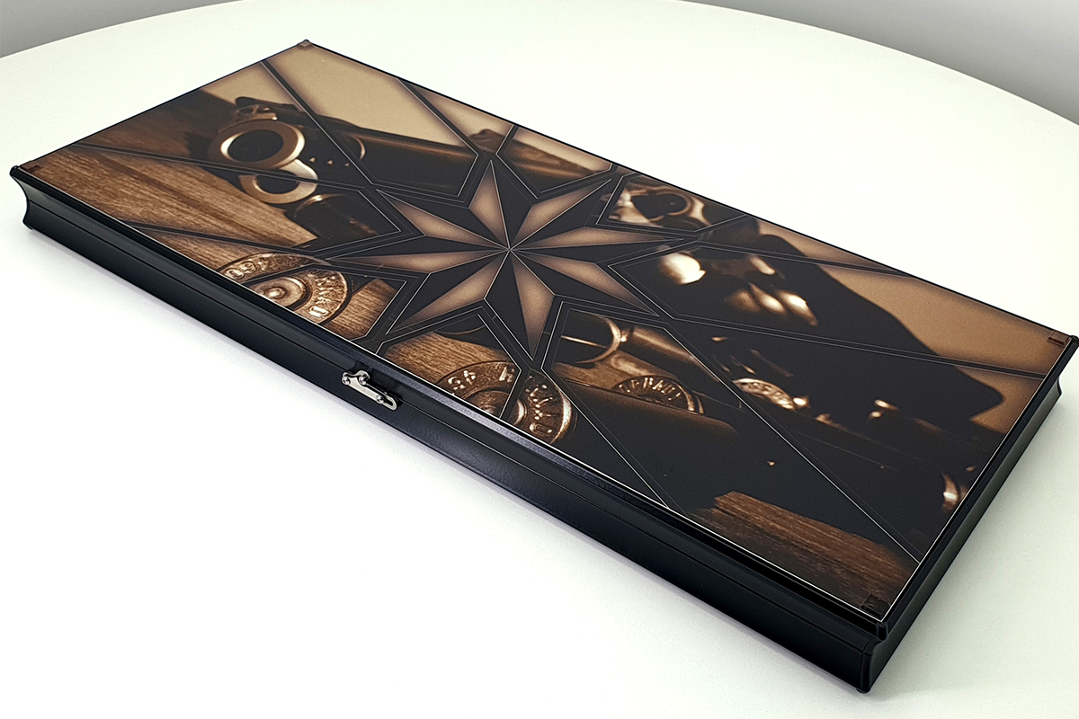 Exklusiv: „Legend of Capone“ – Backgammon aus gehärtetem Glas
