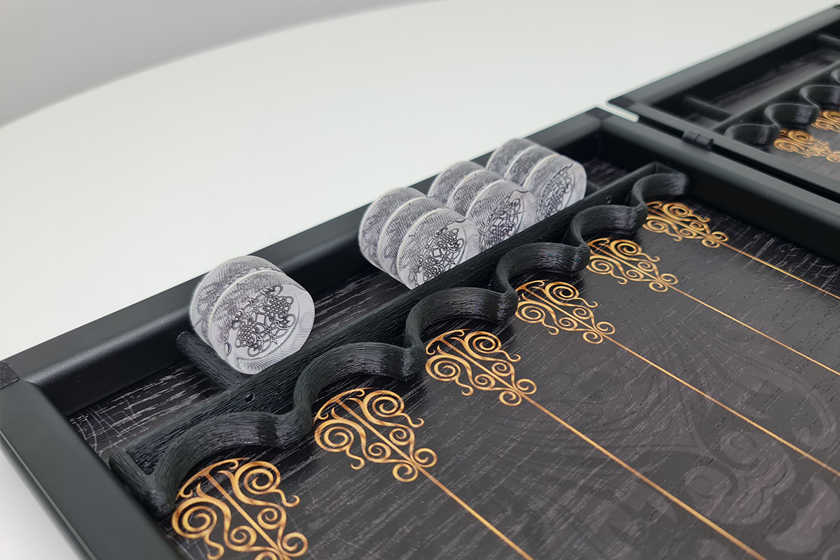 حصريًا: "زخرفة ملكية" - طاولة زهر من خشب البلوط