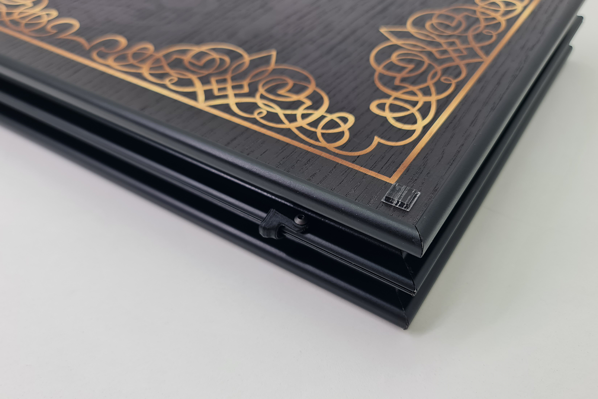 Exclusive: "Royal Ornament" made of oak veneer