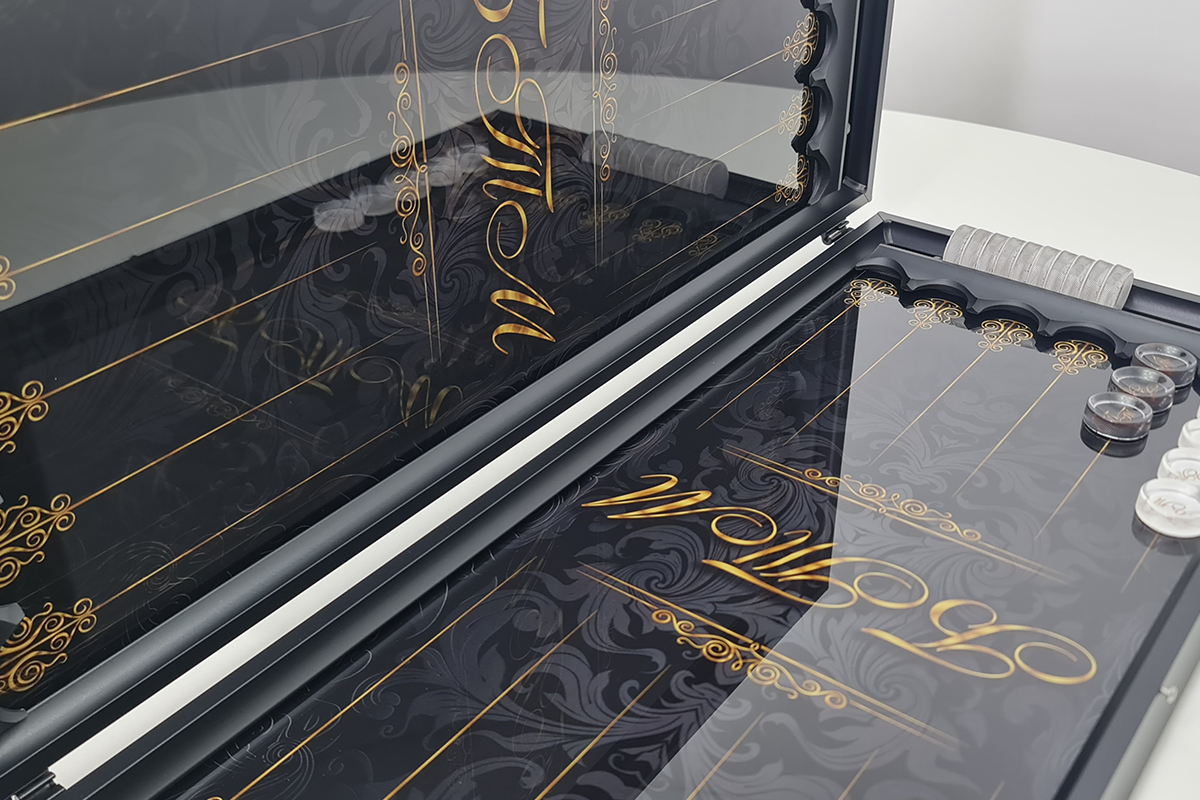 Exklusiv: „Goldene Initialen“ – Backgammon aus gehärtetem Glas