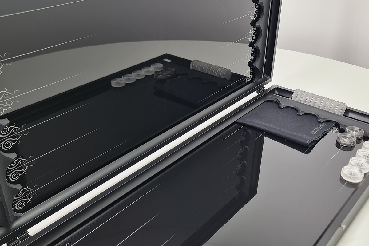 حصريًا: "الأناقة الشمالية" - طاولة الزهر المصنوعة من الزجاج المقسّى