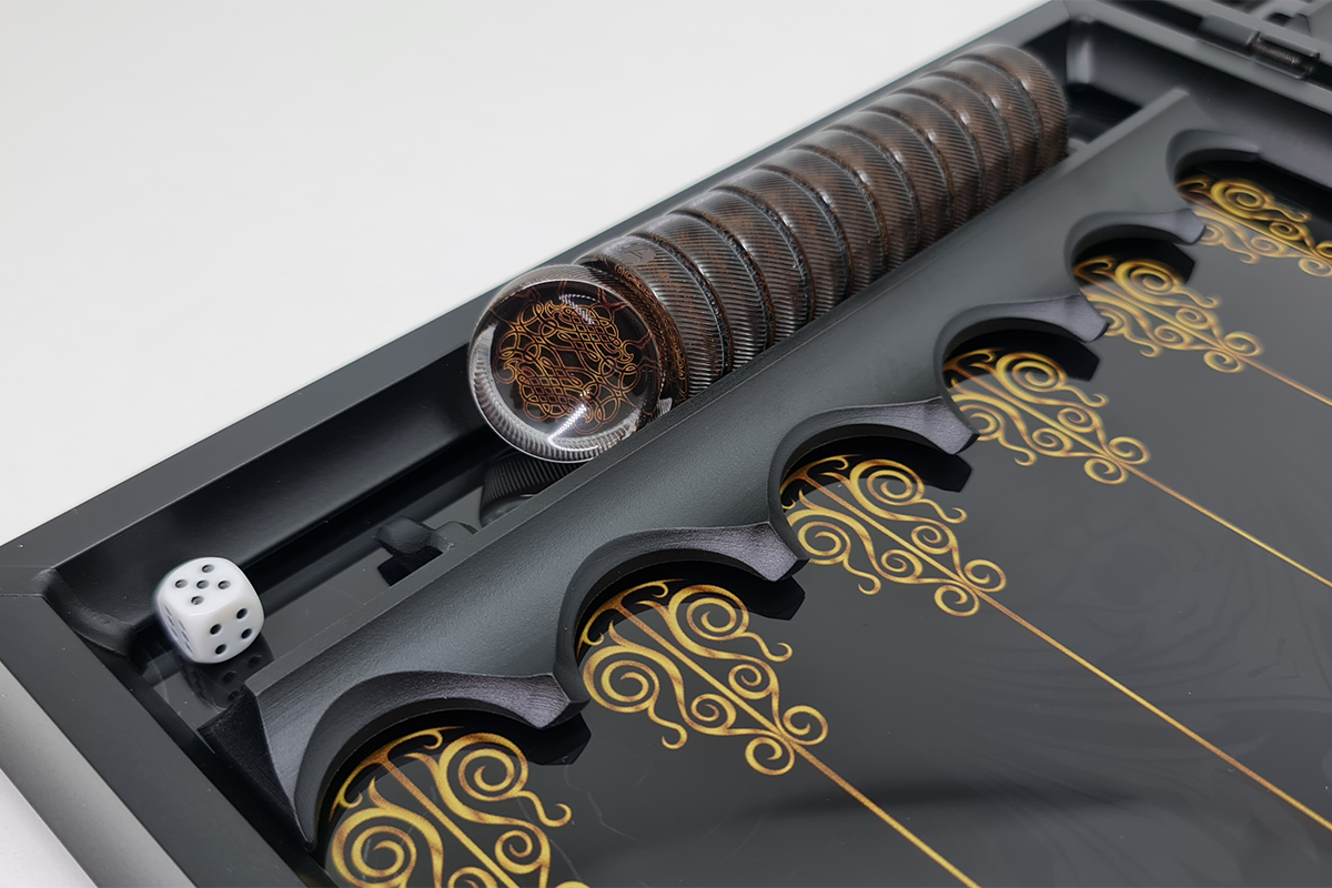 حصريًا: "الزخرفة الملكية" - طاولة الزهر المصنوعة من الزجاج المقسّى