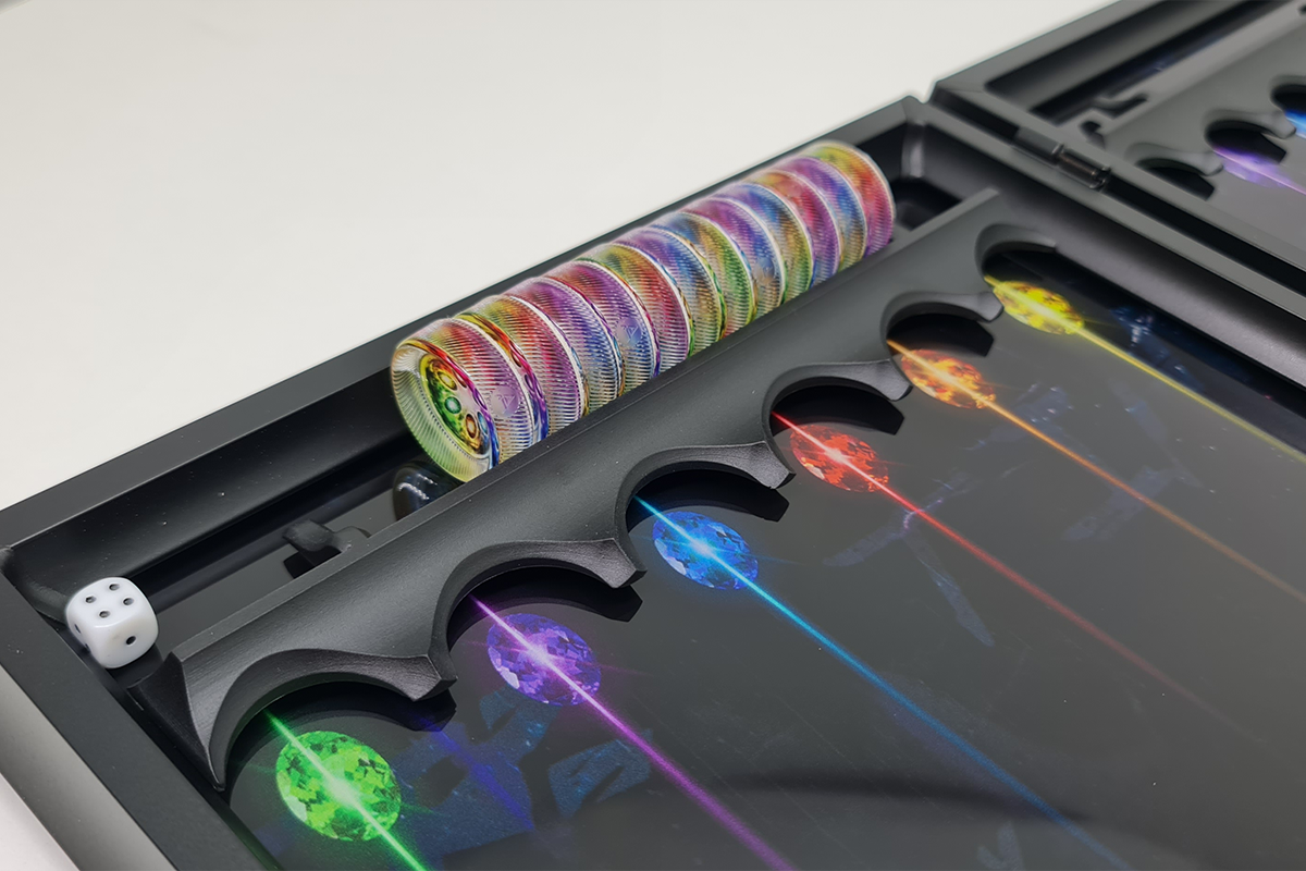 حصريًا: "مارفل" - طاولة زهر زجاجية مُقسّاة