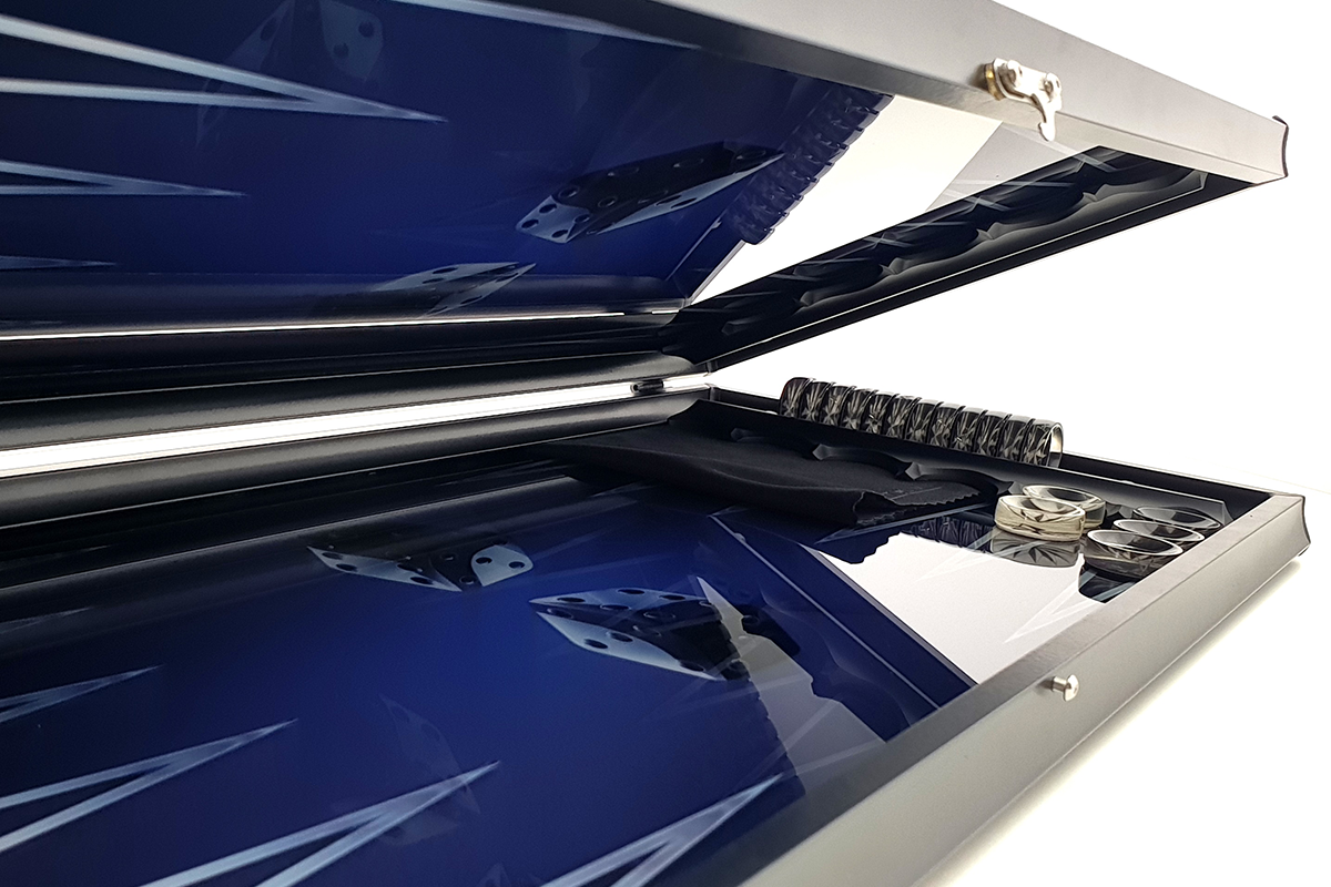 حصريًا: "نجمة الحظ" - طاولة الزهر المصنوعة من الزجاج المقسّى