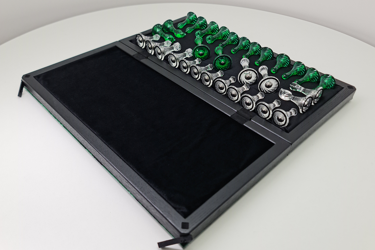 Exklusives Schach: „Imperial Jade“ – Grünes und transparentes Hartglas, 50×50 cm