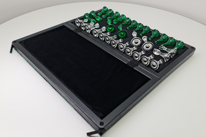 Exklusives Schach: „Imperial Jade“ – Grünes und transparentes Hartglas, 50×50 cm