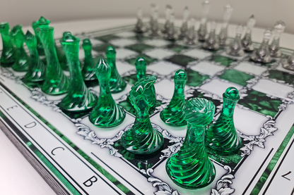 Exklusives Schach: „Imperial Jade“ – Grünes und transparentes Hartglas, 50×50 cm