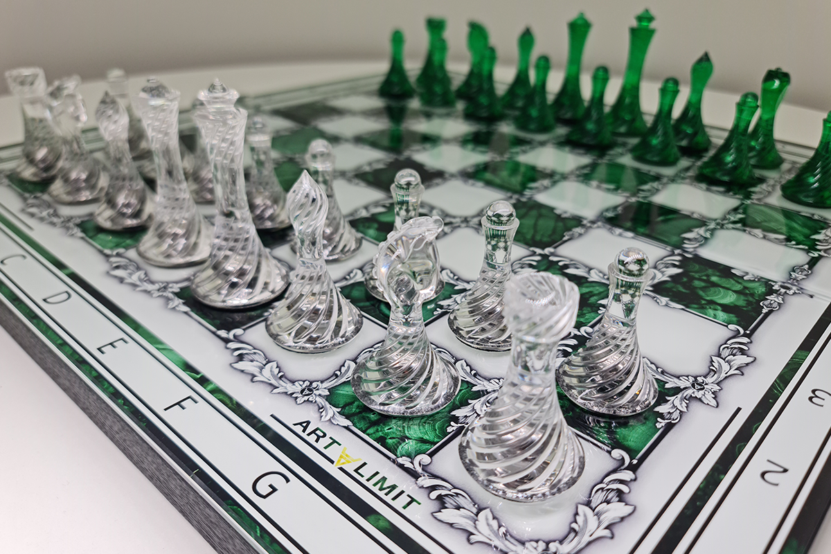 Exklusives Schach: „Imperial Jade“ – Grünes und transparentes Hartglas, 50×50 cm