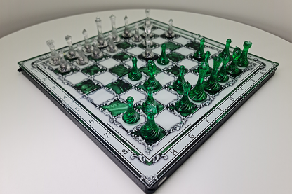 Exklusives Schach: „Imperial Jade“ – Grünes und transparentes Hartglas, 50×50 cm