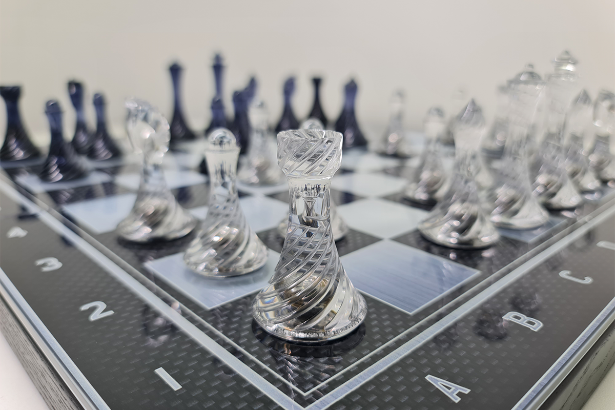 Exklusives Schach: „Spiral Elegance“ – Gehärtetes Glas, 50×50 cm