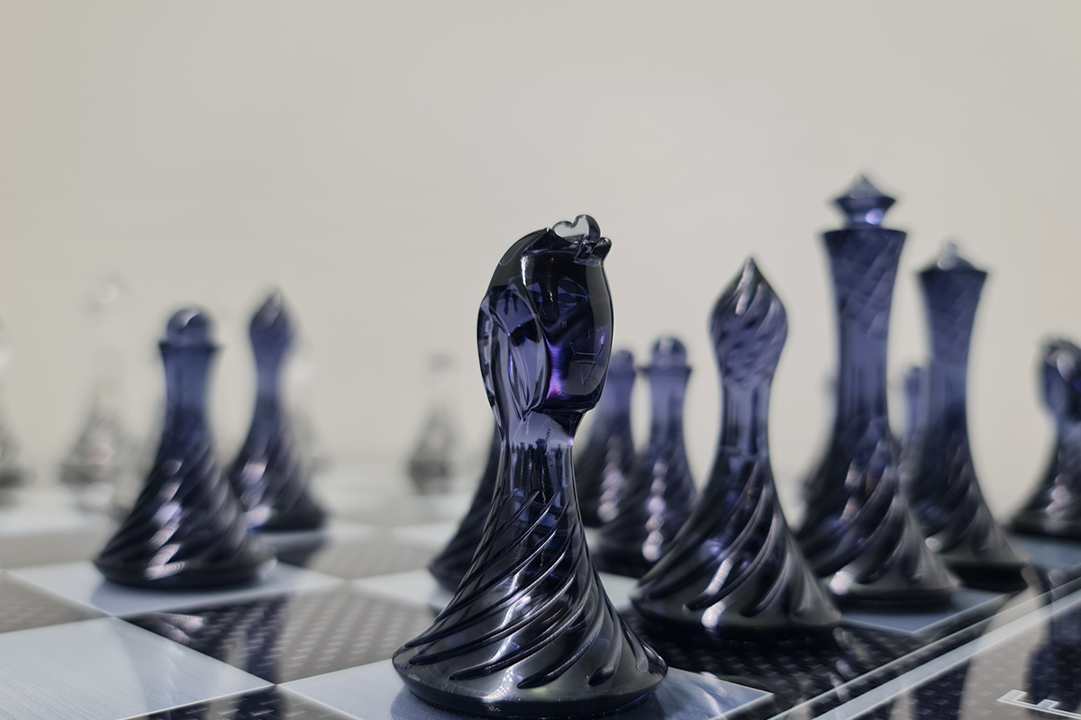 Exklusives Schach: „Spiral Elegance“ – Gehärtetes Glas, 50×50 cm