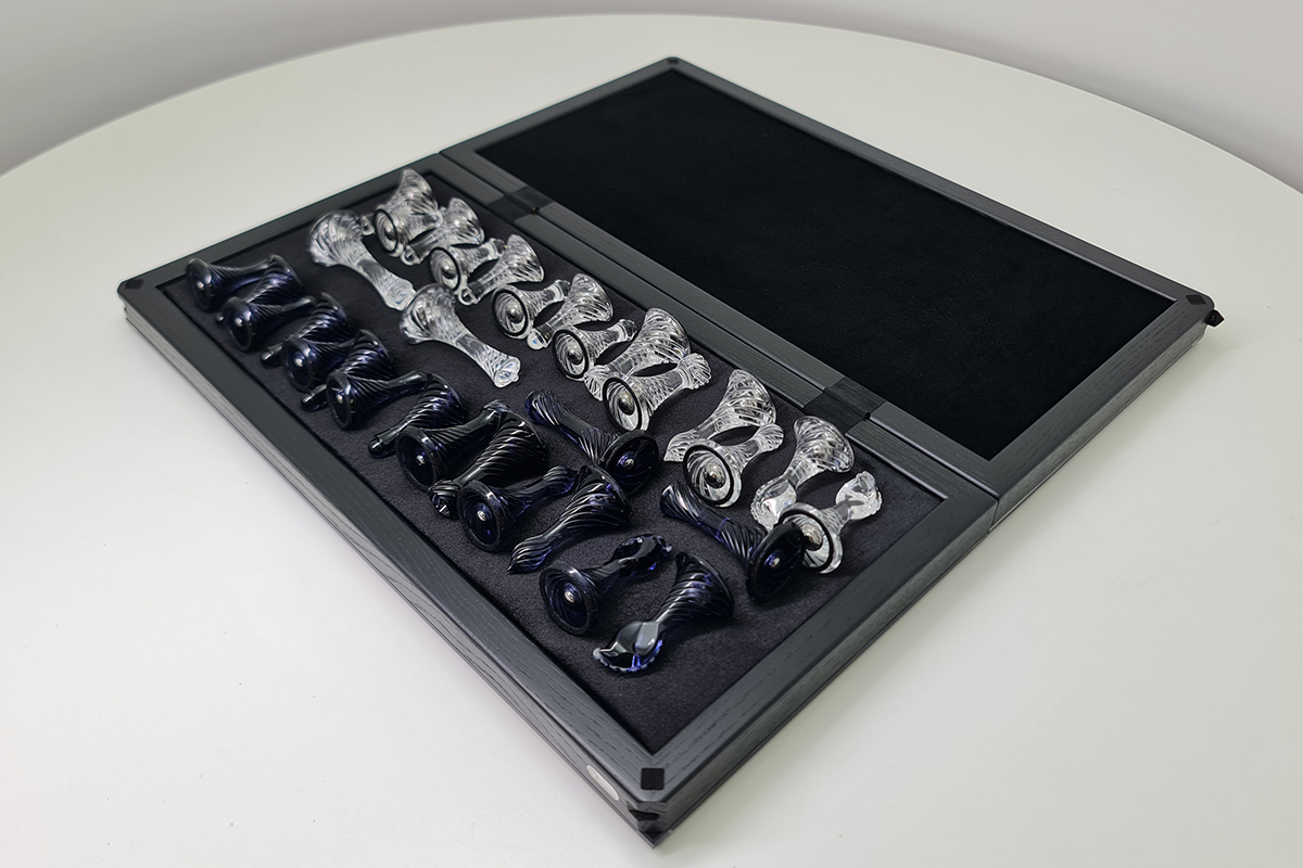 Exklusives Schach: „Spiral Elegance“ – Gehärtetes Glas, 50×50 cm